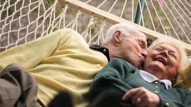 WEB-MARRIED-OLD-COUPLE-SENIOR-HAMMOCK-Patrick-CC