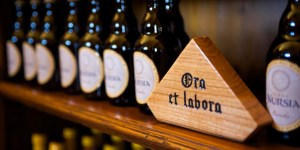 Monaci benedettini costruiscono un monastero a Norcia grazie ai proventi della vendita della birra