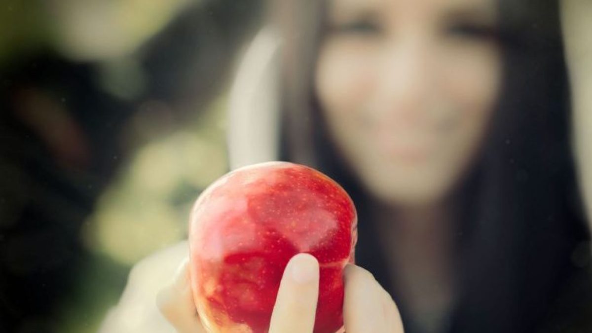 web-temptation-red-apple-shutterstock_150847982-ai