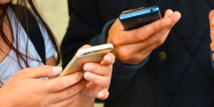 5 pericoli del fatto di pregare solo con le app per cellulare