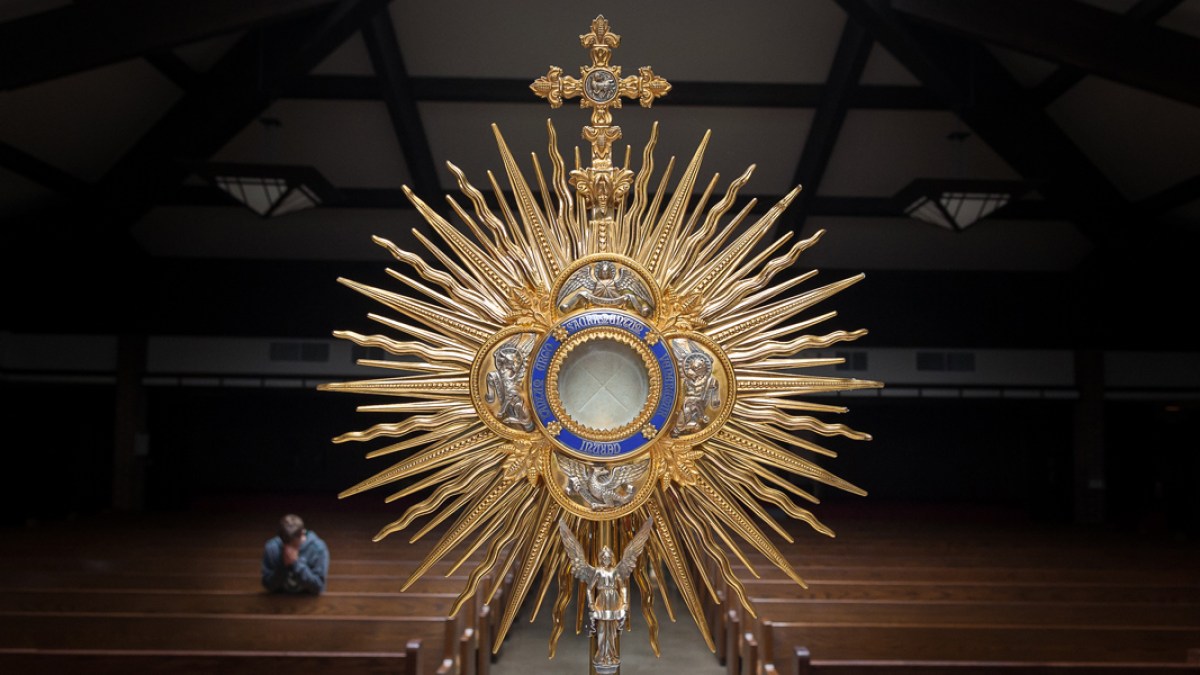 WEB3-EUCHARIST-MONSTRANCE-CHURCH-MAN-PRAYING-Josh-Applegate-CC0