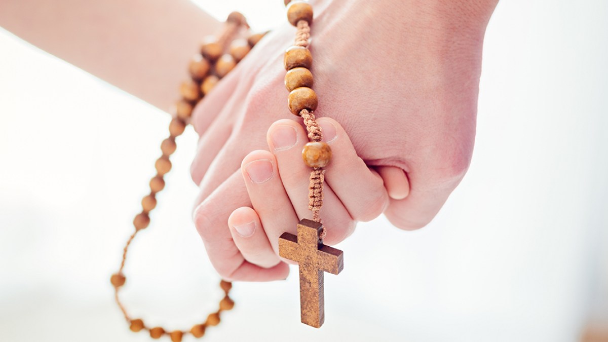 WEB3 HANDS COUPLE LOVE ROSARY Daniel Jedzura-Shutterstock