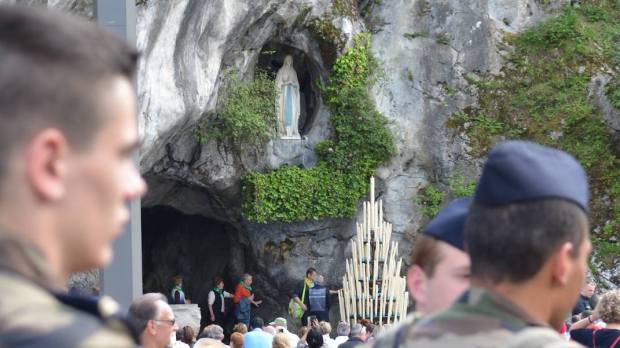 Père Christian Venard : “Béret rouge vissé sur la tête, en silence au pied de la Vierge”