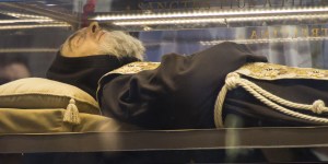 «Nessuna cicatrice». La testimonianza del frate che ha fotografato il corpo di Padre Pio morto