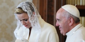 Solo 7 donne al mondo possono vestirsi di bianco davanti al Papa