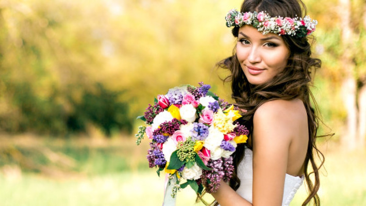 web3-bride-bridal-fashion-flowers-flower-crown-makeup-shutterstock