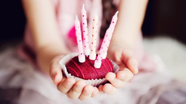 WEB3-CUPCAKE-BIRTHDAY PARTY-CANDLES-HANDS-CHILD-shutterstock_86265694-Alinute Silzeviciute-AI