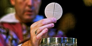 Fare la Comunione estingue i peccati veniali? Non solo quello…