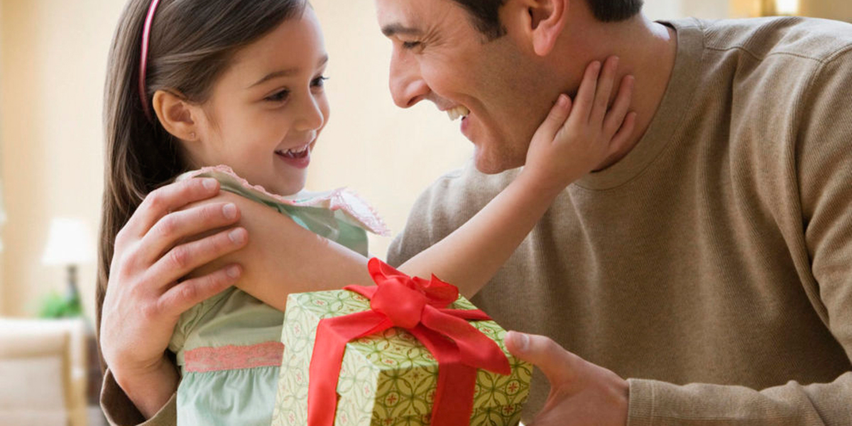 WEB3-FATHER-DAUGHTER-CHILD-GIFT-HUG-LOVE-HAPPY-PRESENT-Jose-Luis-Pelaez-Getty-Images