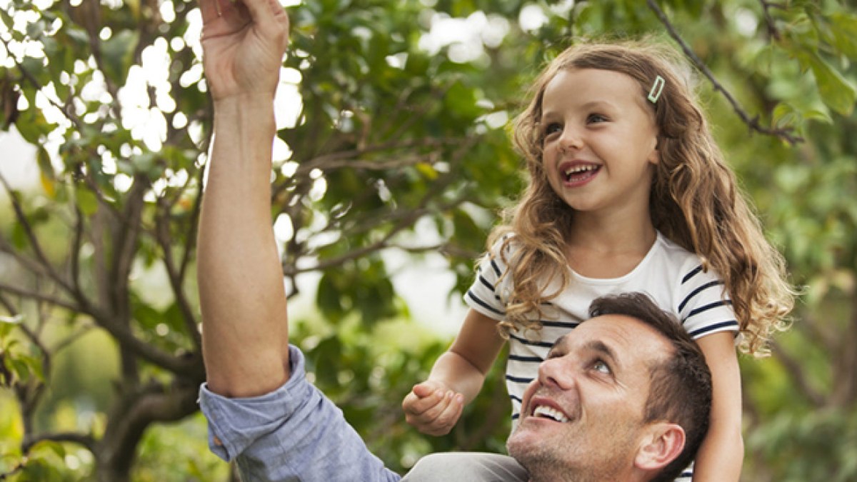WEB3-FATHER-DAUGHTER-CHILD-PICKING-APPLES-TREES-HAPPY-Lee-Edwards-Getty-Images