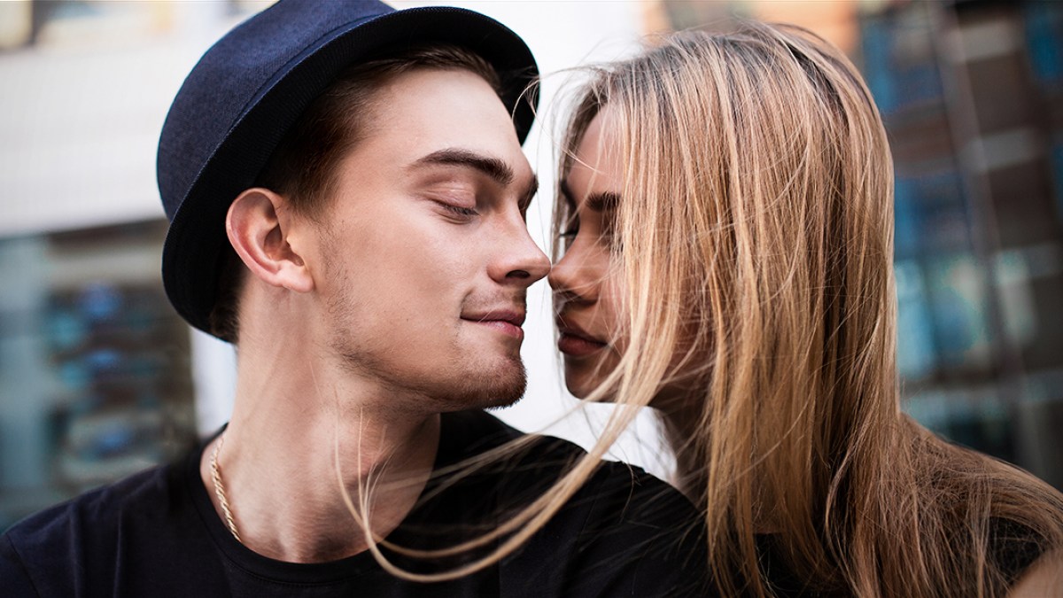 WEB3-MAN-WOMAN-LUST-CLOSED-EYES-KISS-Shutterstock