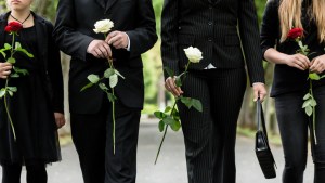 WEB3-MOURN-FAMILY-CEMETERY-FLOWERS-DEATH-shutterstock_383826784-By Kzenon-AI