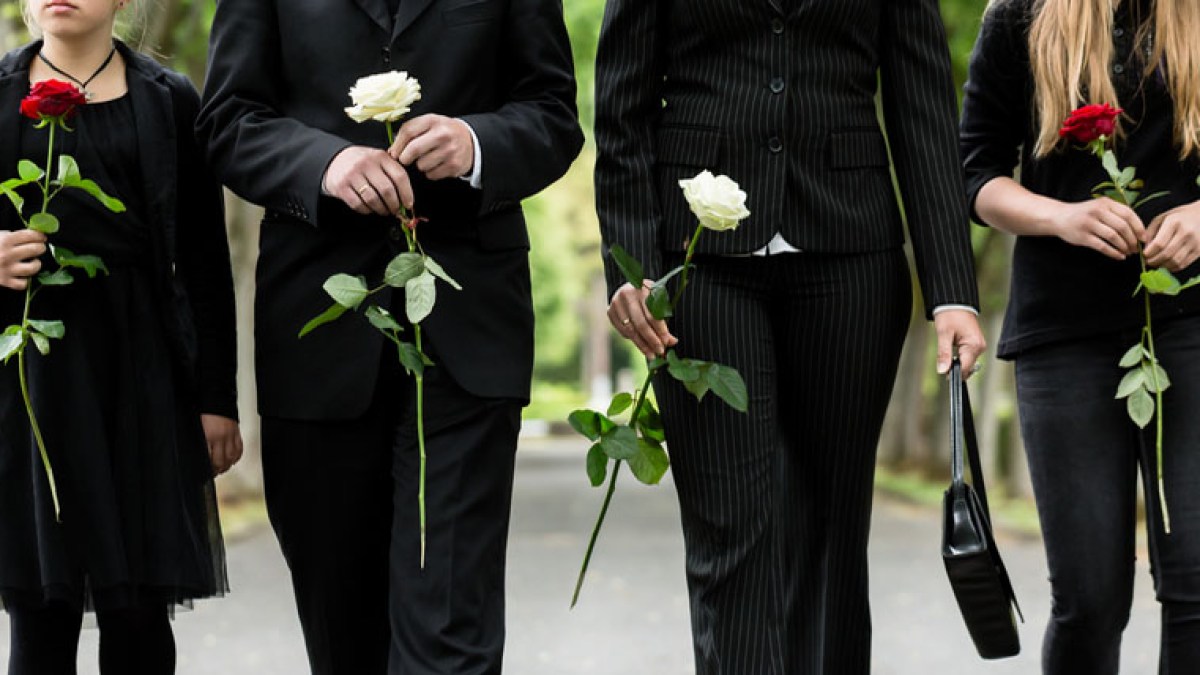 WEB3-MOURN-FAMILY-CEMETERY-FLOWERS-DEATH-shutterstock_383826784-By Kzenon-AI