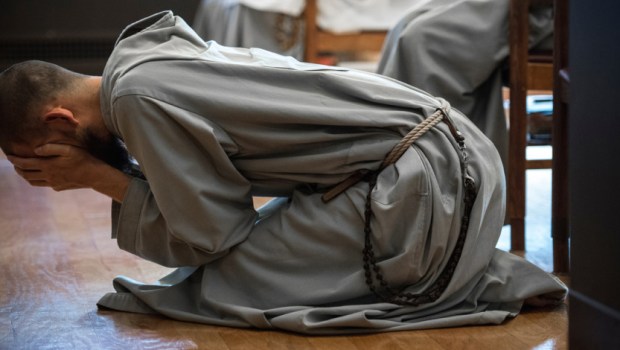 ADORAZIONE FRATE FRANCESCANO