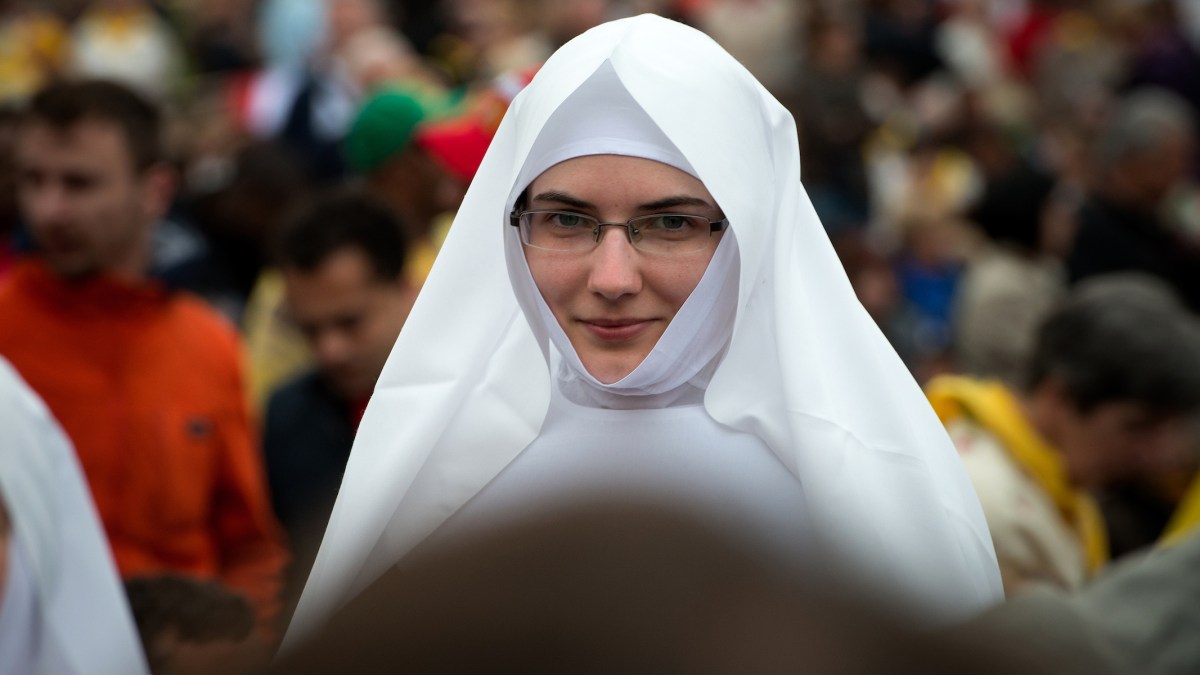 WEB3-RELIGIOUS-SISTER-NUN-CONSECRATED-LIFE-HABIT-CROWD-Jeffrey-Bruno