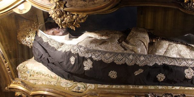 12 fenomeni inspiegabili che si verificano sui corpi incorrotti dei santi