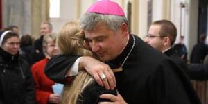 Palazzo senza luce: la Guzzanti fa un film sul gesto del cardinale Krajewski