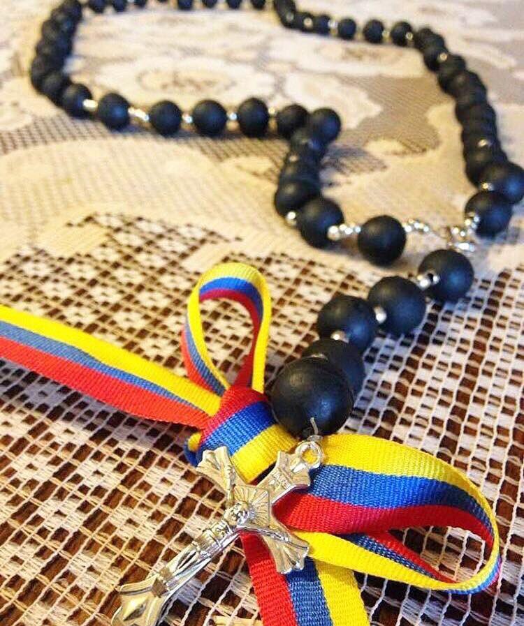 VENEZUELA BULLETS-ROSARY-GIRL-Twitter