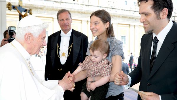 CHIARA CORBELLA ED ENRICO PETRILLO IN UDIENZA DA BENEDETTO XVI