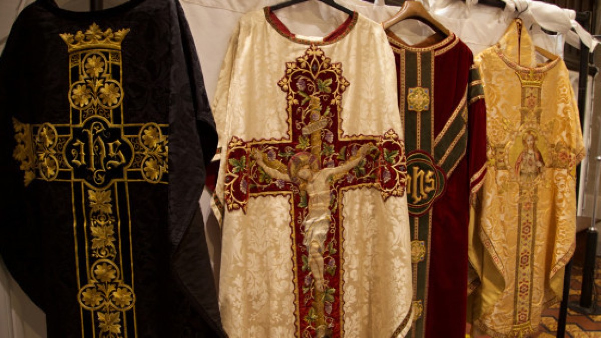 web3-chausubles-vestments-priest-mass-seamless-garment-br-joseph-bailham-op-cc