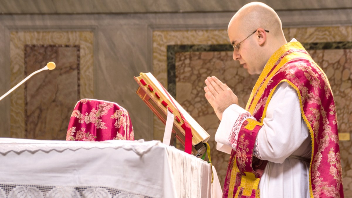 WEB3 PRIEST MASS STROLE GARMENT Thoom shutterstock_370710995