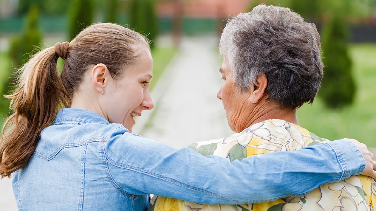 WEB3-WOMAN-ELDER-NICE-GENEROUS-ARM-LOOK-HELP-Shutterstock