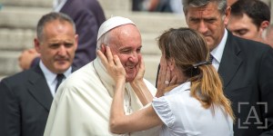 Anna voleva abortire. Papa Francesco la chiama e la convince a non farlo