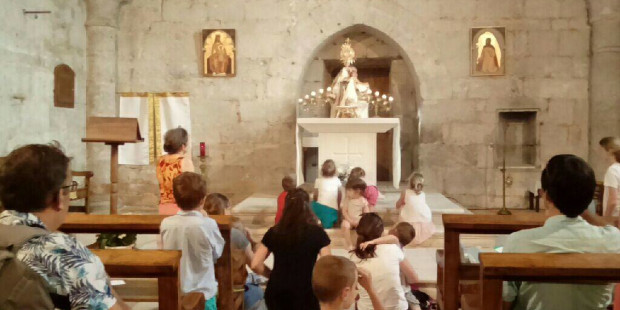 web3-children-eucharist-france-adorers-facebook-sanctuaire-notre-dame-de-rocamadour