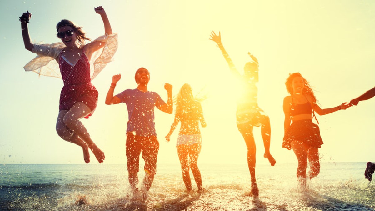 WEB3-HOLIDAYS-SUMMER-FUN-BEACH-FRIENDS-shutterstock_296179949-Rawpixel.com-AI