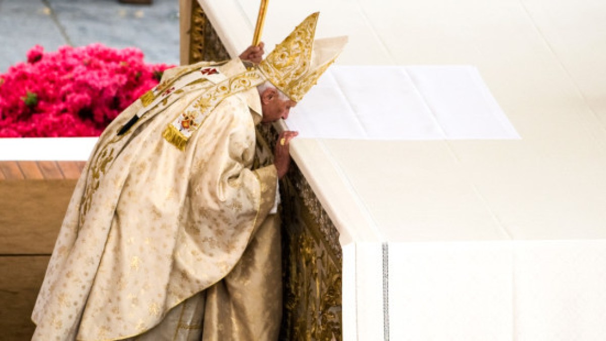 web3-pope-kissing-alter-mass-christophe-simon-afp