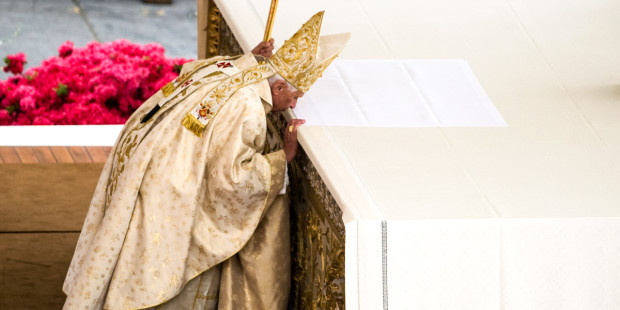 web3-pope-kissing-alter-mass-christophe-simon-afp