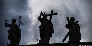 “Messaggi subliminali” nel Padre Nostro? Il dibattito del momento in Francia!