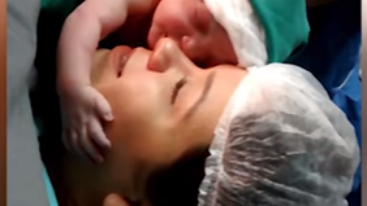 ABBRACCIO-NEONATA-MAMMA-BRASILE