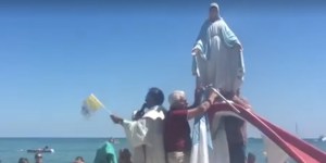 La Madonna sul pedalò e processione in spiaggia. In Salento si evangelizza così!