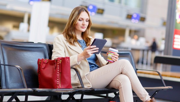 FEMME ATTENDANT A L'AEROPORT
