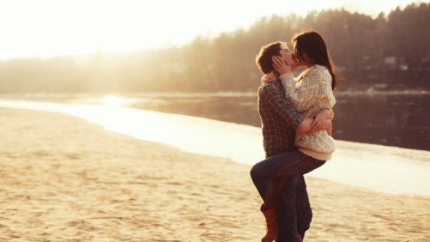 COPPIA BACIO AMORE