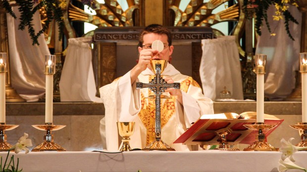 CONSECRATION,EUCHARIST,MASS,PRIEST