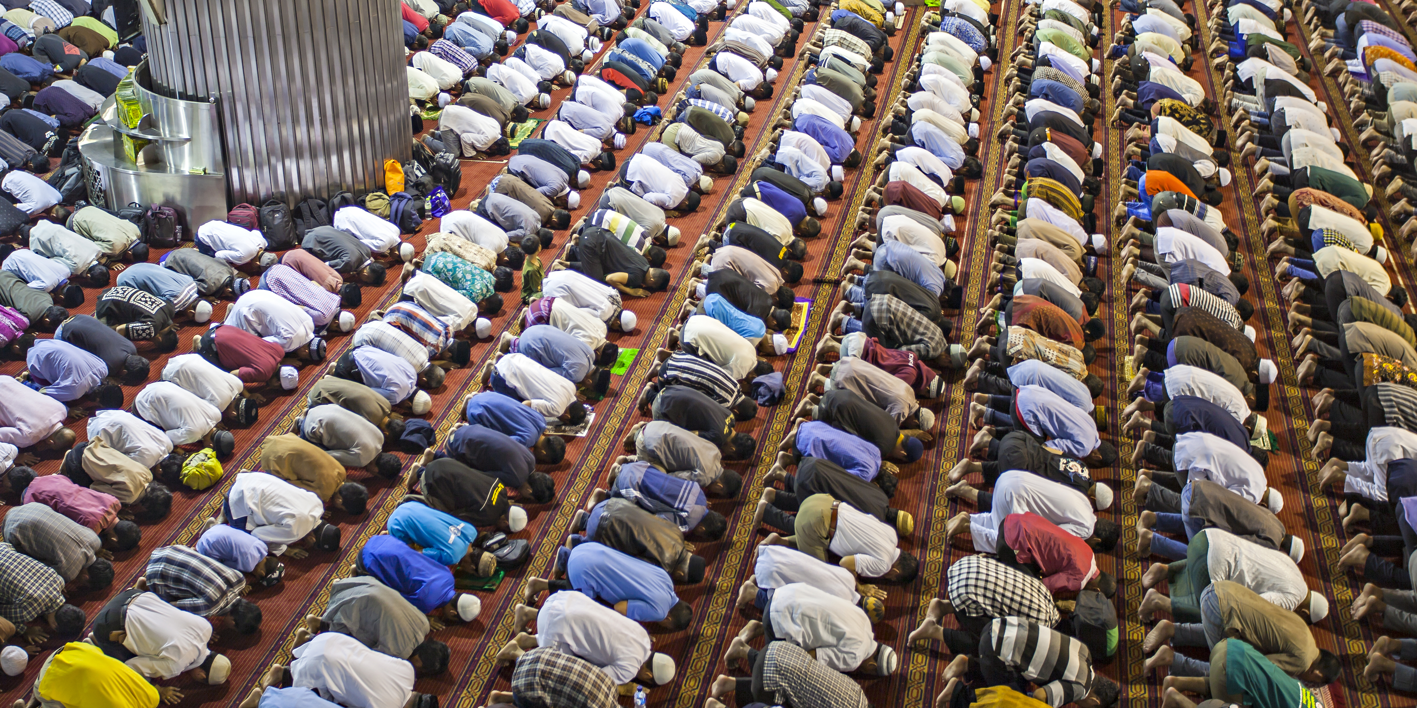 MUSLIMS PRAYING