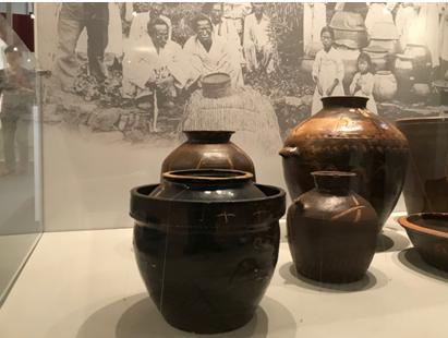 Korean_exhibit_Pots_sold_by_exiled_community