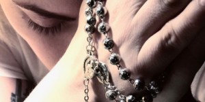 Lady Gaga posta un&#8217;immagine che la ritrae mentre recita il Rosario, descrivendo le sue “lotte per la salute fisica e mentale”