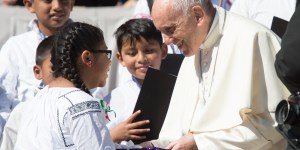 La lezione dell&#8217; &#8220;attore&#8221; Papa Francesco ai bambini: il miglior modo per incontrare Gesù? Leggendo il Vangelo!