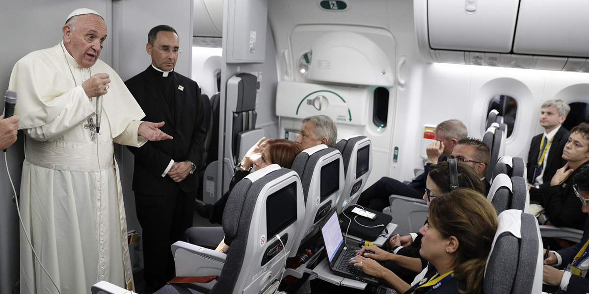 PAPIEŻ FRANCISZEK W SAMOLOCIE