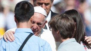 PAPIEŻ FRANCISZEK Z MŁODYMI