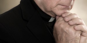 Parroco di 97 anni aggredito in chiesa e preso a sputi