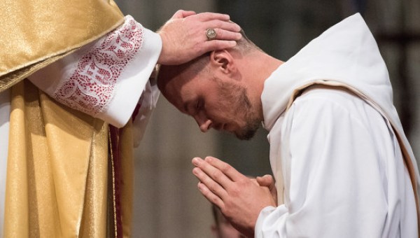 SACERDOTE BENEDIZIONE ORDINAZIONE