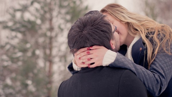 MĘŻCZYZNA CAŁUJE KOBIETĘ