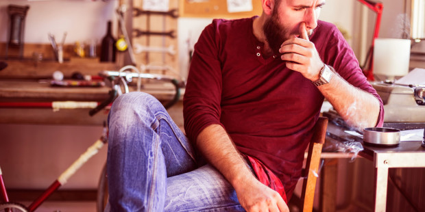 web-man-absent-distracted-smoke-room-shutterstock_314791850-anchiy-ai