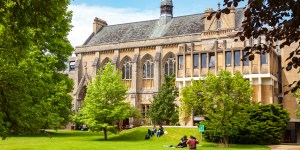 Sei cristiano? A Oxford ti è vietato partecipare alla fiera delle matricole!