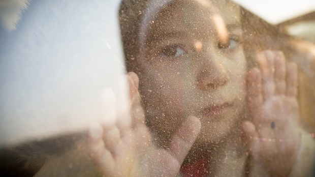 WEB3-CHILD-MOVING-AWAY-FROM-HOME-OTHER-COUNTRY-shutterstock_385129813-Zurijeta-AI