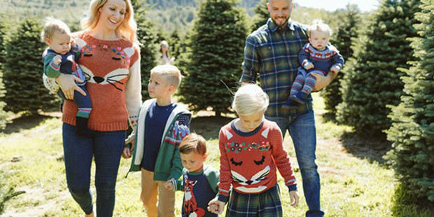 web3-family-christmas-tree-field-smile-children-mother-father-fair-use